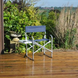 DIRECTOR'S PICNIC CHAIR WITH SIDE TABLE.